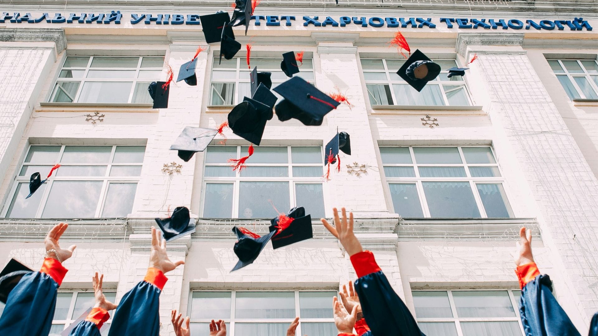 studenten beim Abschluss vor der Uni