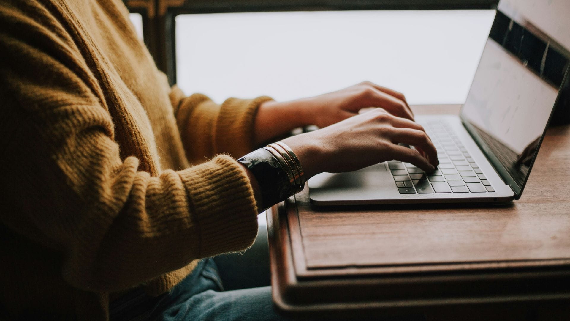 Frau sitzt an einem Tisch am laptop