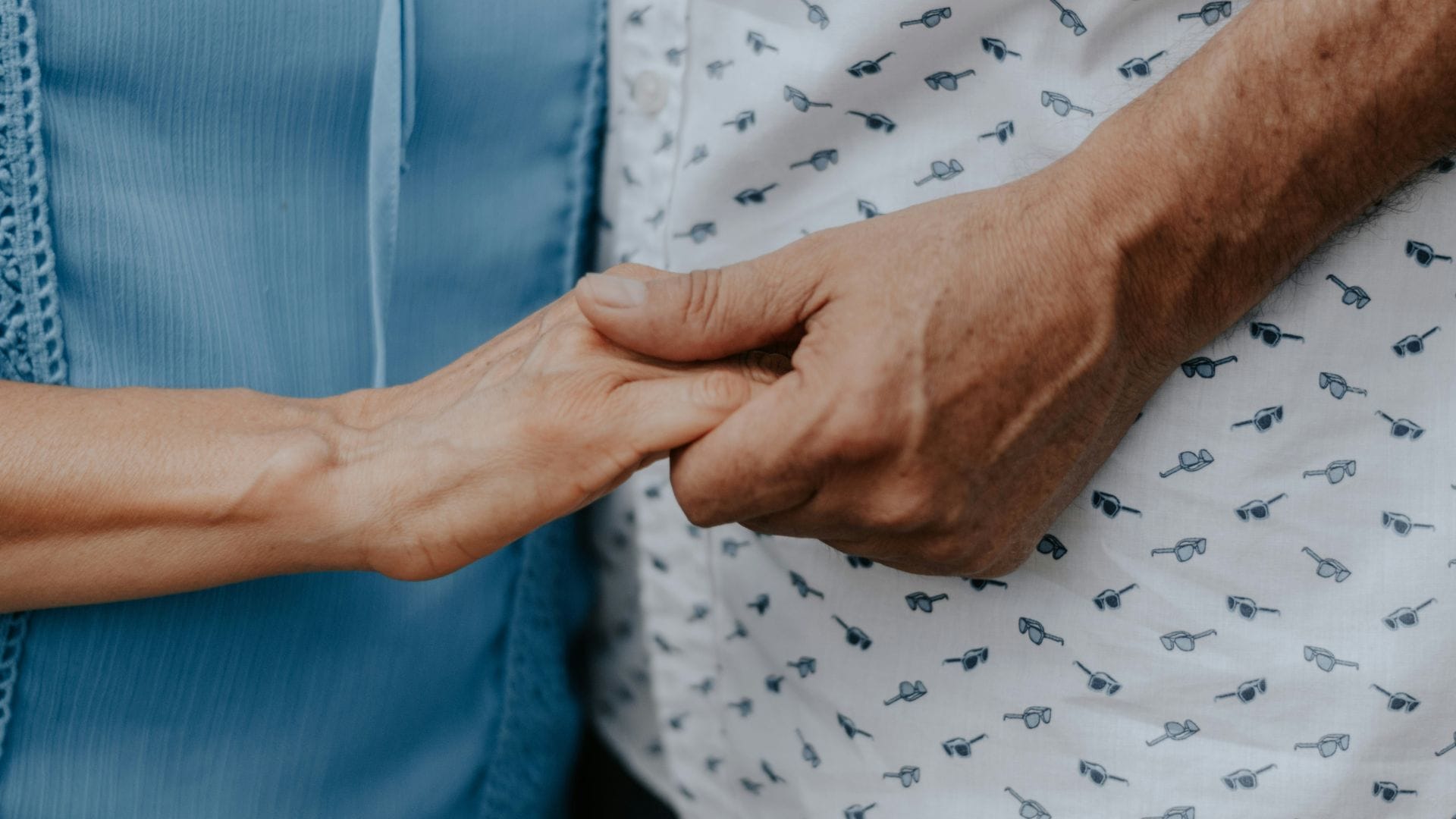 mann und frau stehen nebeneinander und reichen sich die hand