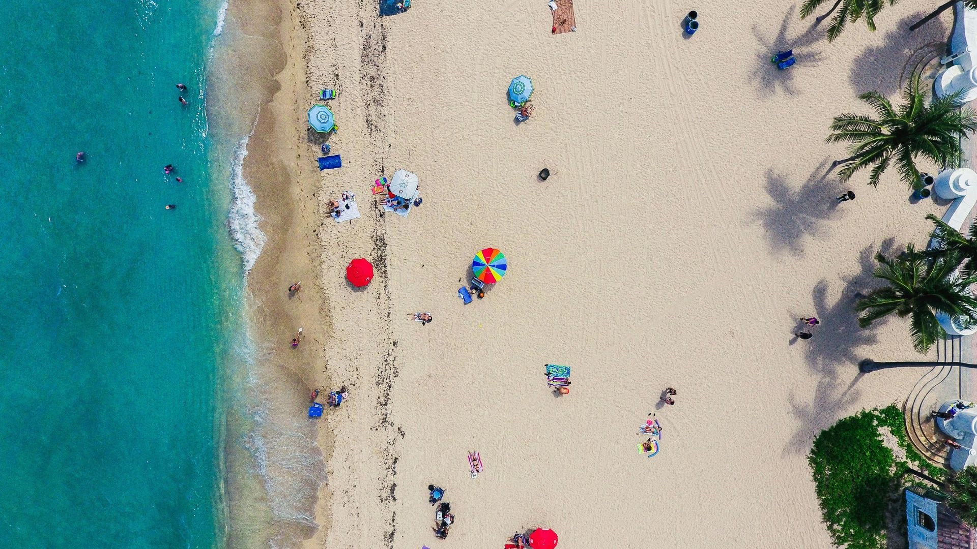 sandstrand mit meer und menschen