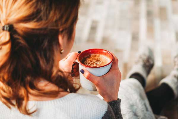 Frau mit Kaffetasse